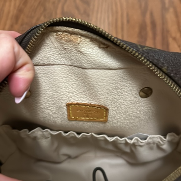 Beautiful refurbished LV with pearl straps and has side hook for crossbody strap - Picture 4 of 8